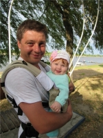 15. Папа Павел с дочкой Варей на прогулке в парке