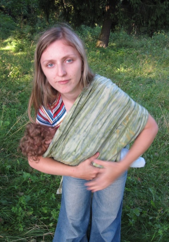 Колыбель в слинге-шарфе.